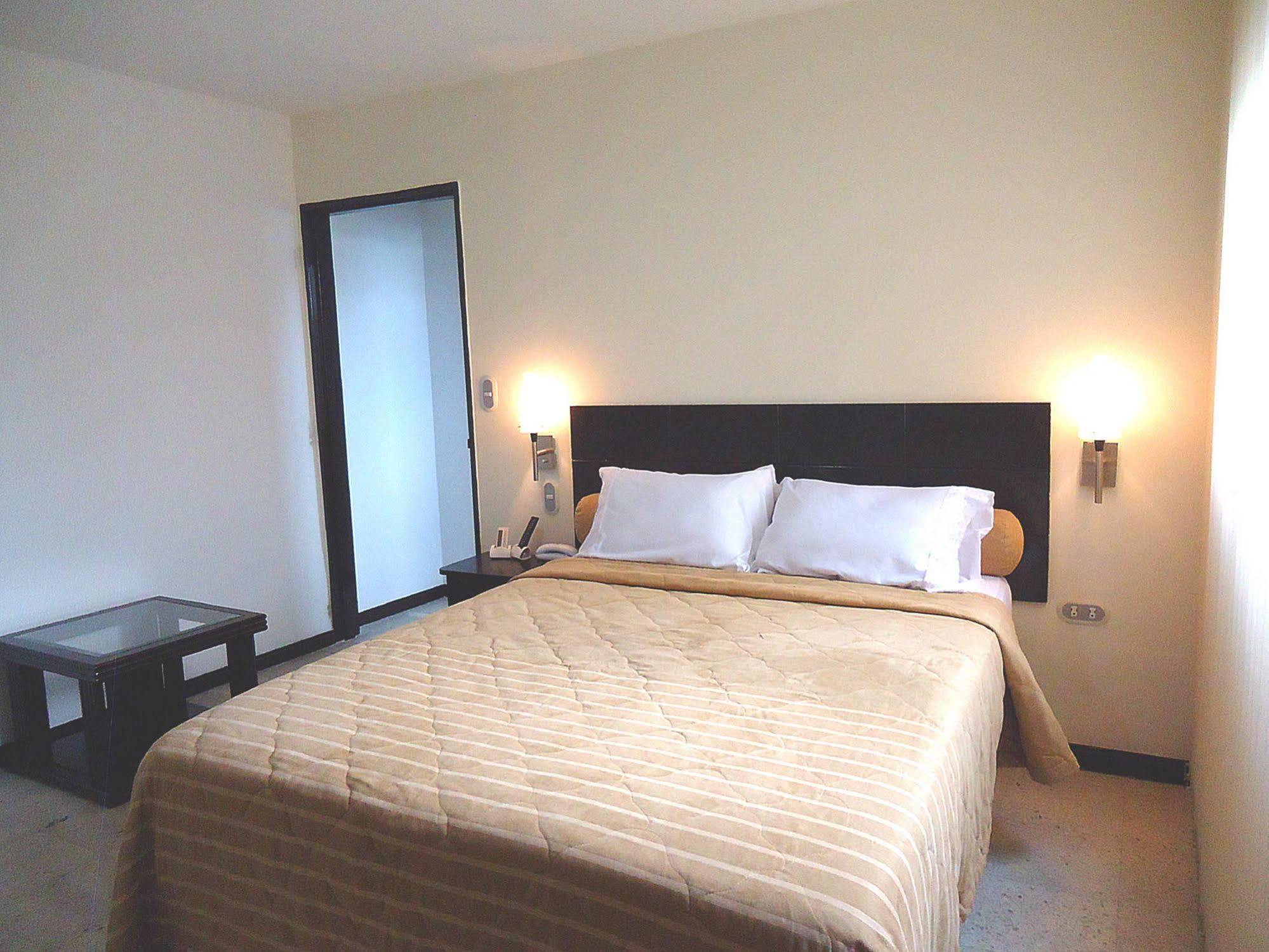 Granada Inn Hotel カリ エクステリア 写真